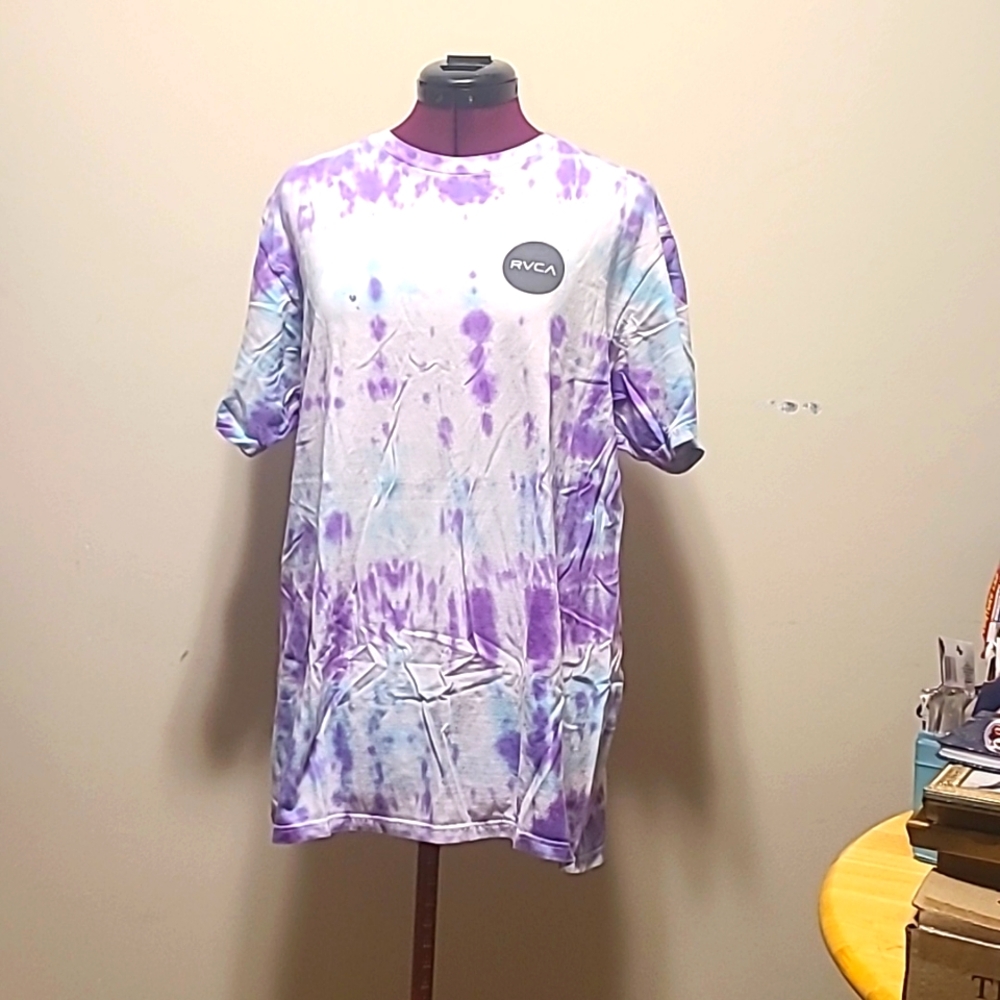 RVCA wear tye dye t-shirt.